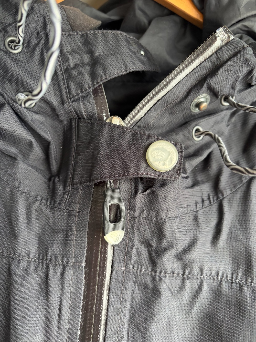 Mountain Hardwear Black Hooded Rain Jacket - Picture 5 of 13